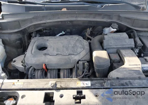 2017 Hyundai Santa Fe Sport 2.4L z USA, uszkodzony, nr VIN 5XYZUDLB8HG390934